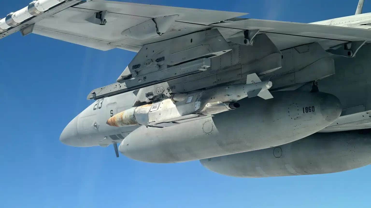 Літак ВМС США з підвішеними бомбами JDAM-LR під час випробувань