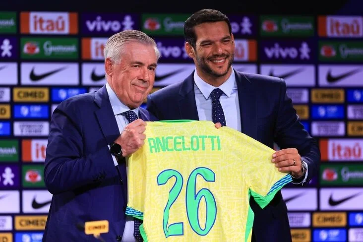 Карло Анчелотті тримає футболку збірної Бразилії Ancelotti №26