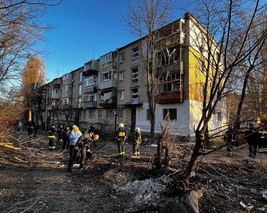 Пошкоджений уламками ракети гуртожиток у Дніпрі після атаки РФ, рятувальники на місці