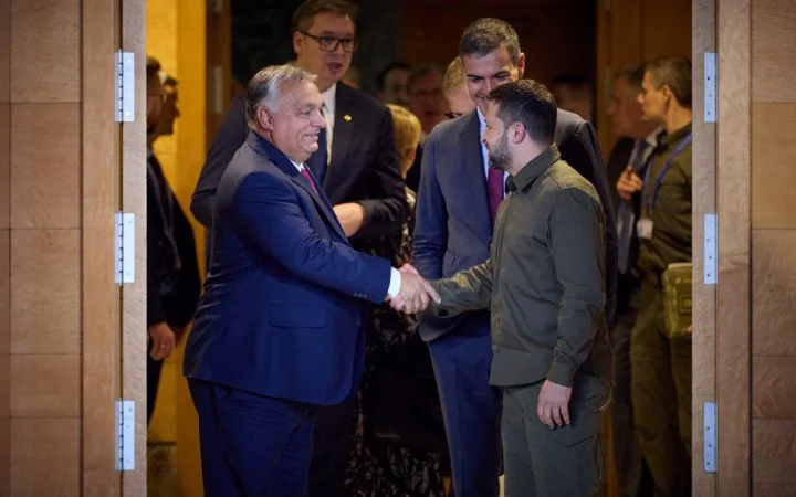 Андрей Бабіш і Володимир Зеленський потискають руки на саміті в Єревані