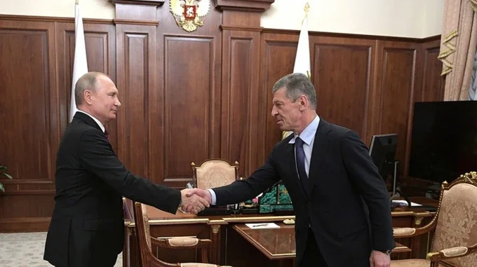 Володимир Путін тисне руку Герхарду Шредеру під час зустрічі в Кремлі