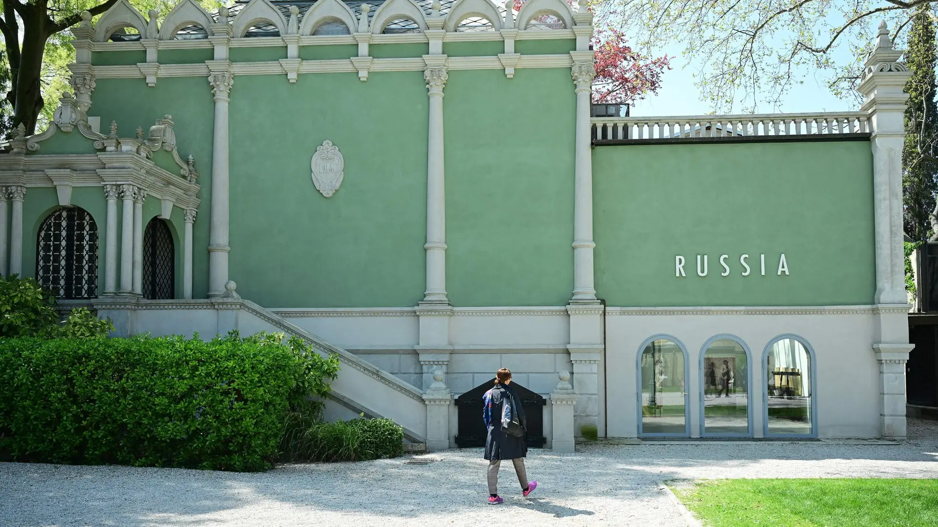 Російський павільйон на Венеційській бієнале з написом «РУССИЯ»