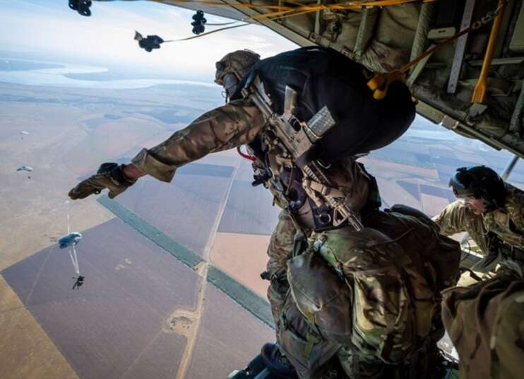 Британські десантники парашутом десантуються з A400M на порятунок від хантавірусу