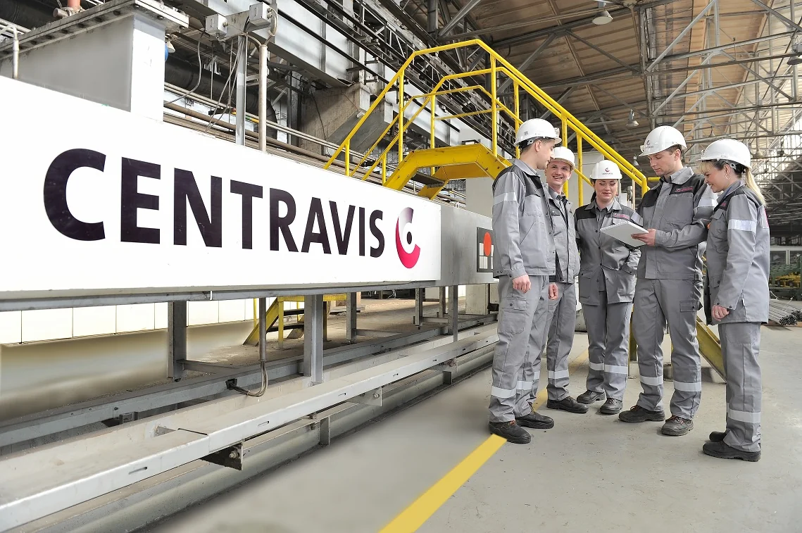 Працівники Centravis у Нікополі на виробничому цеху з логотипом компанії