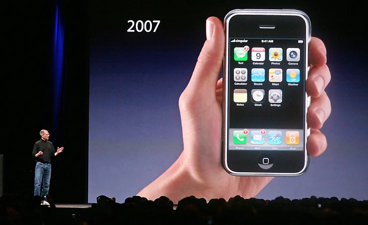 Стів Джобс презентує оригінальний iPhone на keynote 2007 року