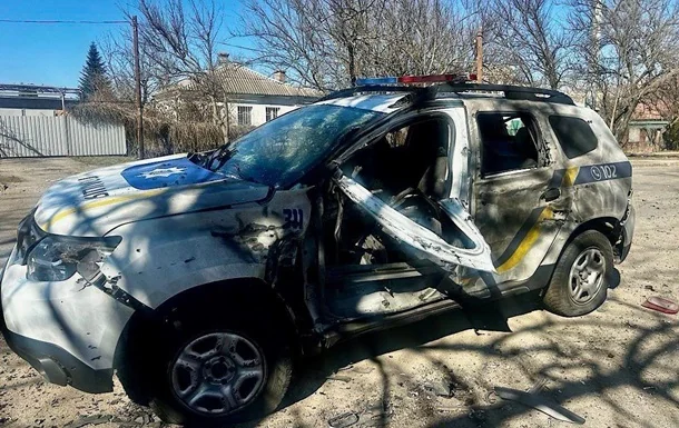 Пошкоджений автомобіль поліції після атаки дрона РФ на Чернігівщині
