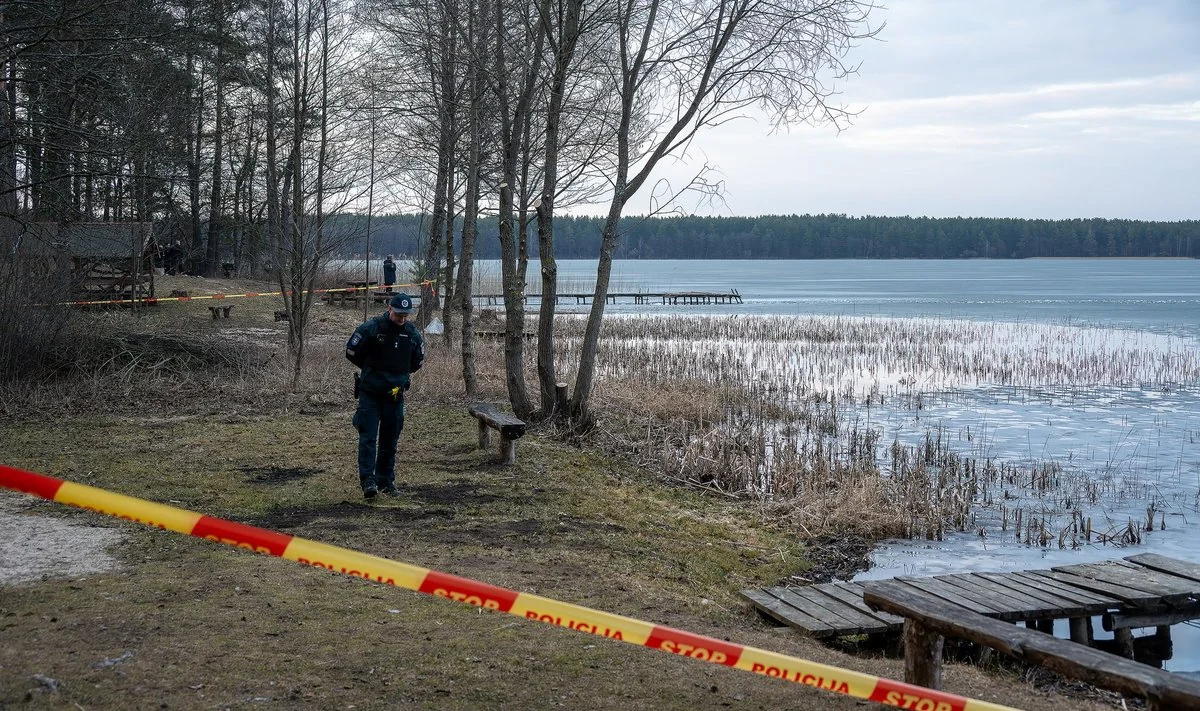 Поліцейський на березі озера Дридзіс під час розслідування інциденту з дроном