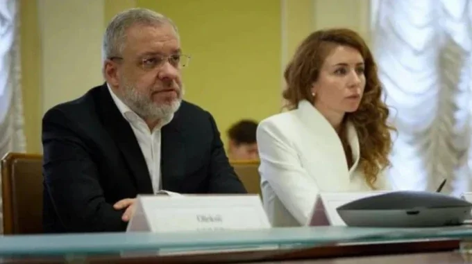 Мартін Грін на інтервю про Євробачення у Відні з табличкою Грін