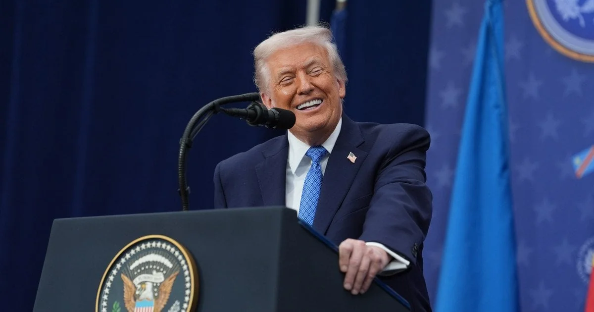 Дональд Трамп посміхається за трибуною, жартуючи про 8-9 років при владі