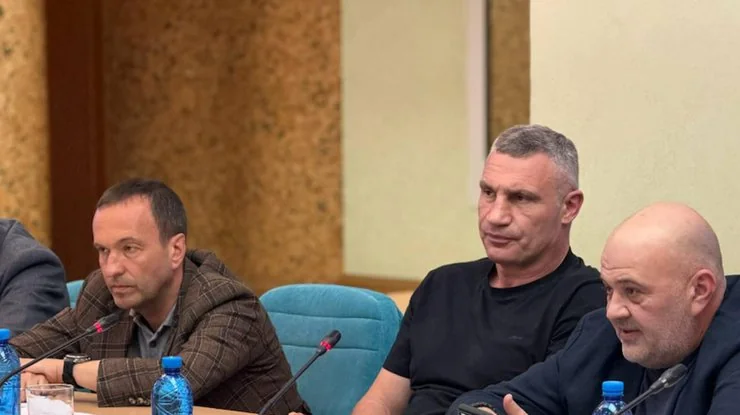 Олексій Кулеба та Віталій Кличко на нараді щодо підготовки Києва до зими