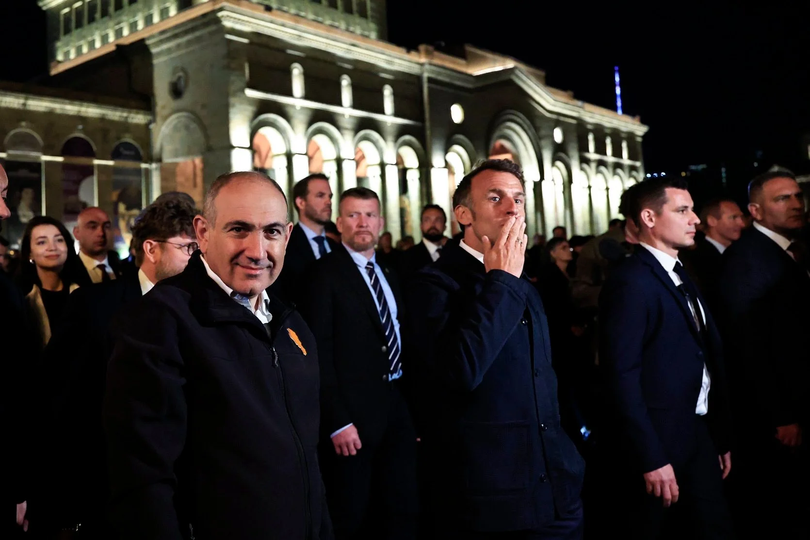 Еммануель Макрон і Нікол Пашинян перед будівлею в Єревані під час вечері
