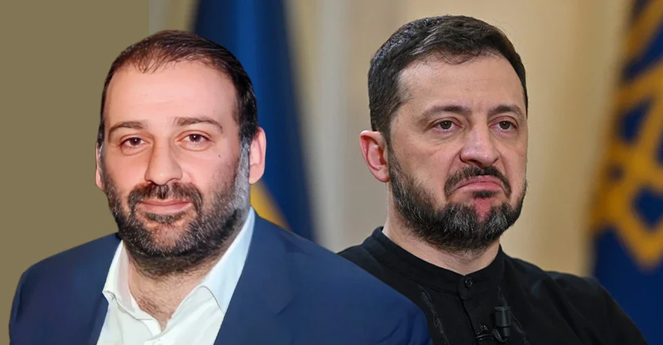 Тимур Міндіч та президент Володимир Зеленський на тлі прапорів України