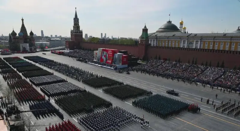 Парад 9 травня на Червоній площі Москви без техніки, колони солдатів у строю