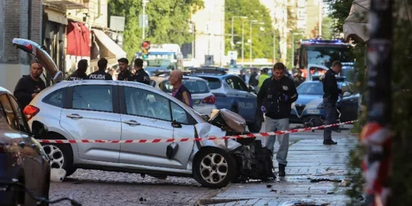 Пошкоджений автомобіль на місці наїзду на пішоходів у Модені з поліцією