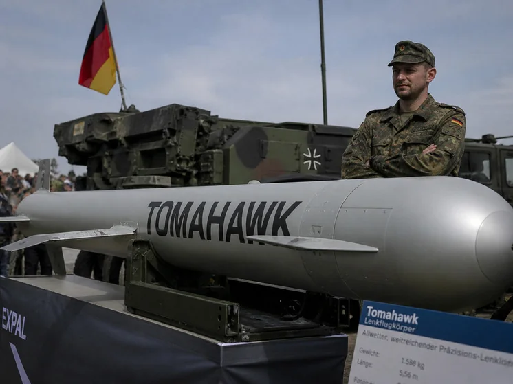 Німецький військовий біля крилатої ракети Tomahawk (1550 км) на виставці з прапором ФРН