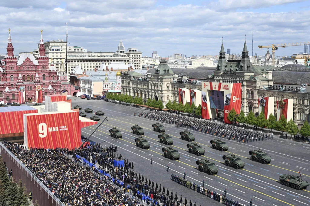 Парад 9 травня на Червоній площі Москви: танки та солдати в строю.