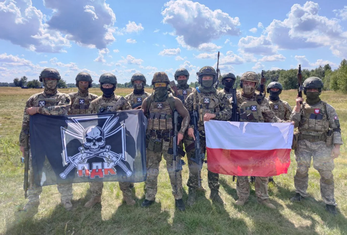 Польські бійці з прапором та символікою на відкритому полі