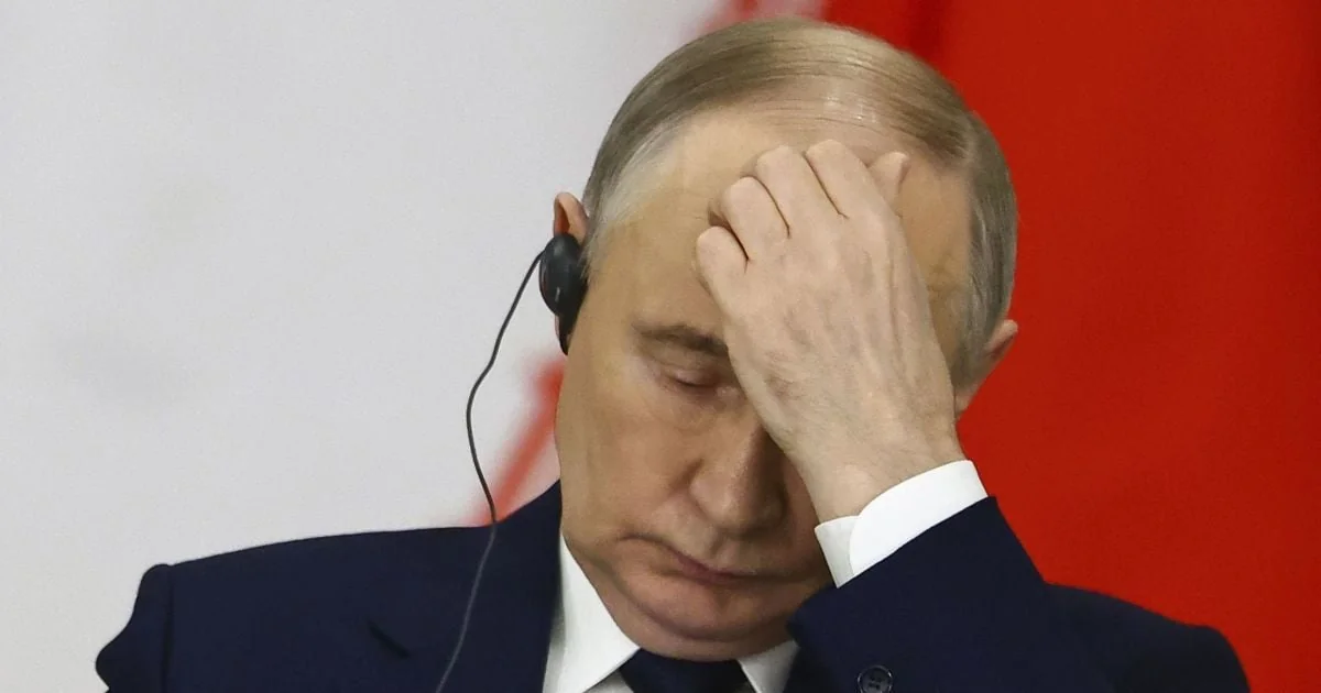 Володимир Путін задумливо тримає руку на лобі під час заяви про закінчення війни