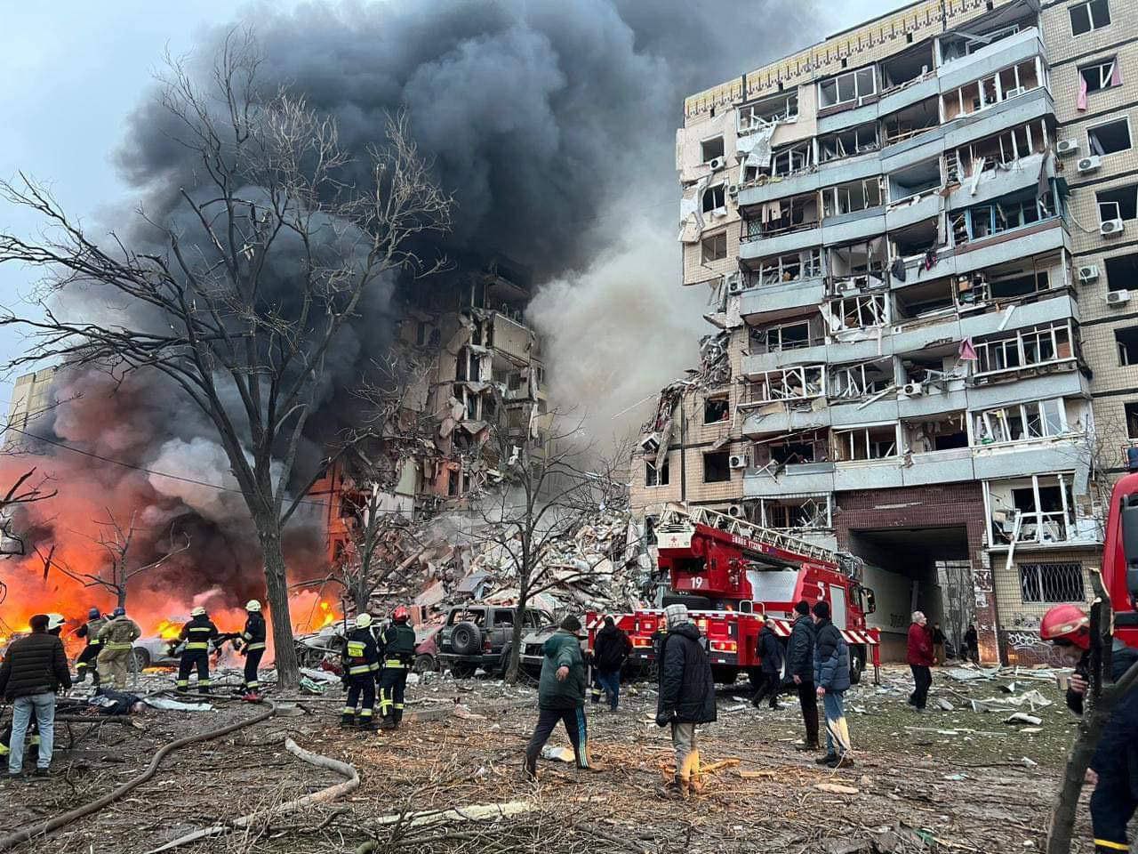Пошкоджений гуртожиток у Дніпрі після ракетного удару РФ, пожежники гасять пожежу