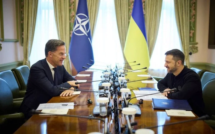 Марк Рютте та Володимир Зеленський на зустрічі щодо антибалістичних ракет з прапорами НАТО й України