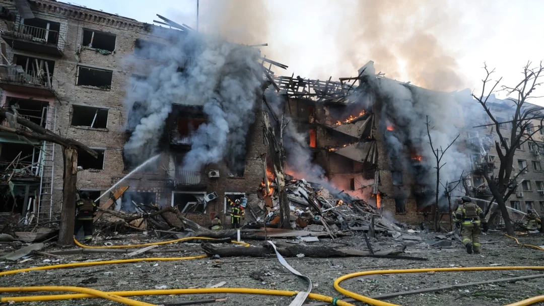 Пожежники гасять пожежу в зруйнованій багатоповерхівці Краматорська після удару ФАБ-250