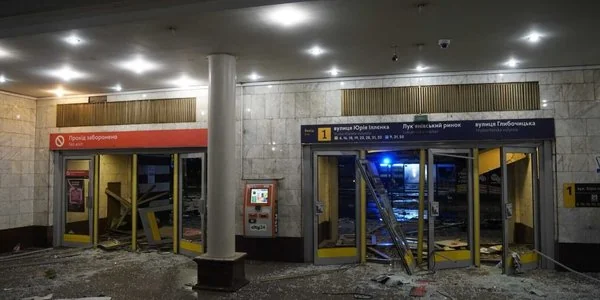 Руйнування вестибюля метро Лукянівська з розбитим склом після удару РФ