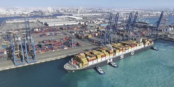 Контейнеровоз MSC у порту Червоного моря на маршруті в обхід Ормузької протоки