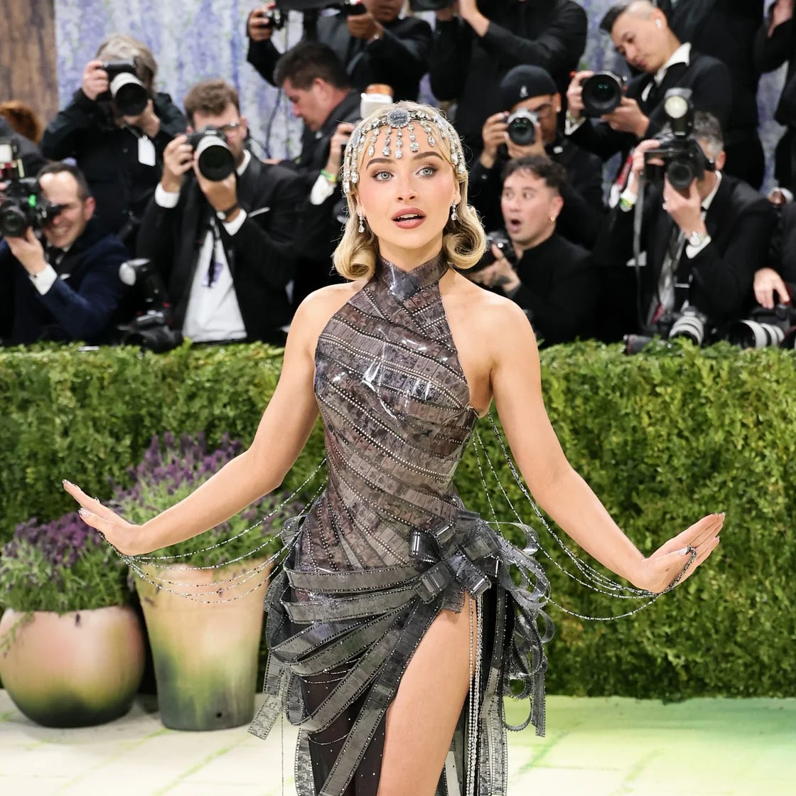 Сабріна Карпентер на Met Gala в сукні з плівки «Сабріна» серед папараці