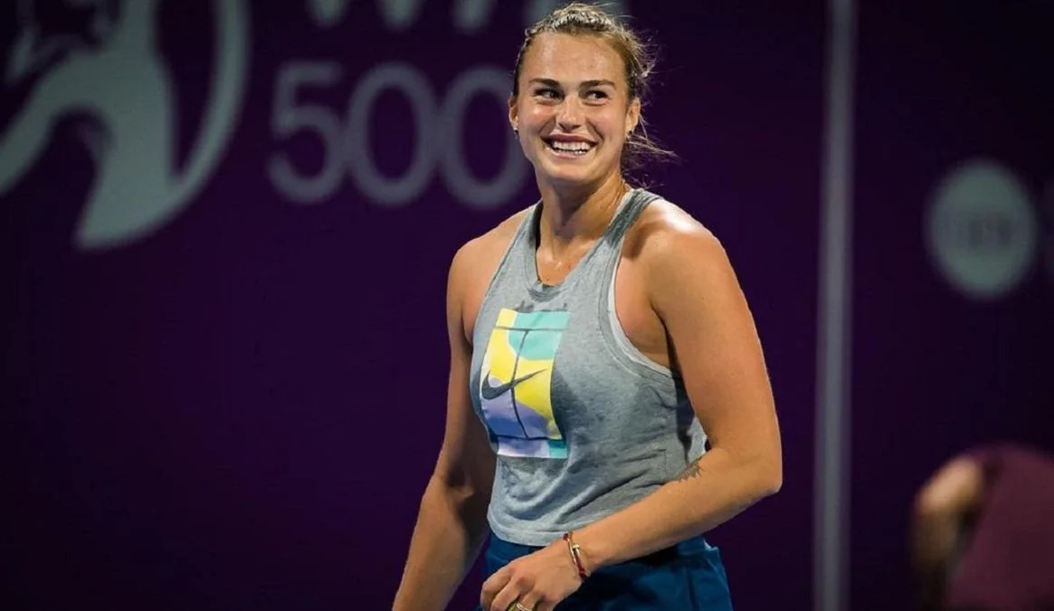 Аріна Соболенко посміхається на тенісному турнірі WTA 500