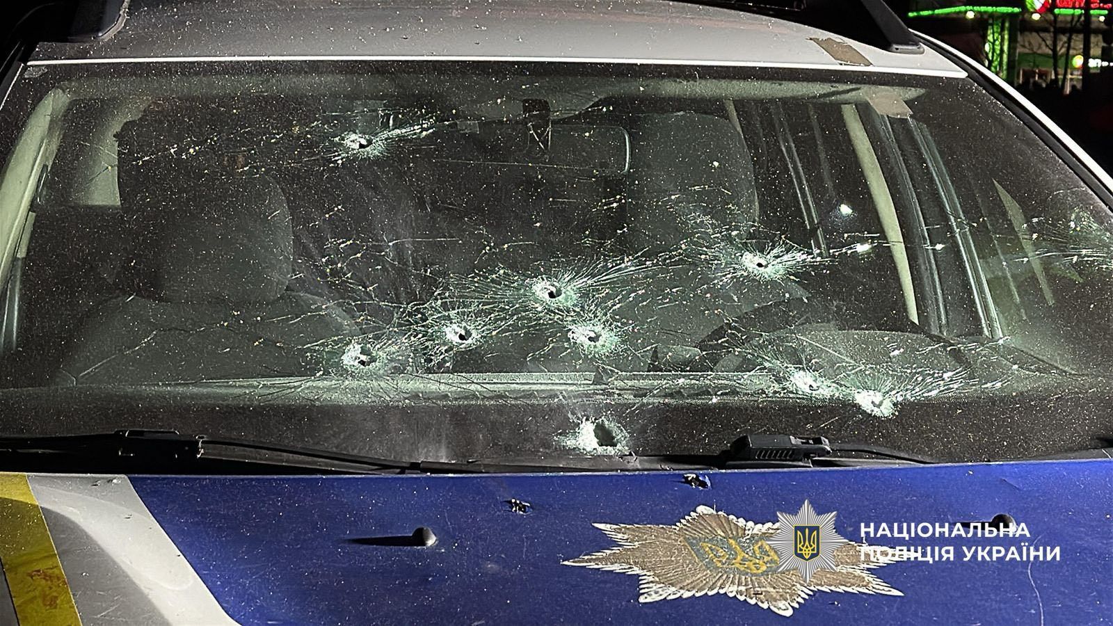 Розбите кулями лобове скло патрульного авто після стрілянини на Хмельниччині