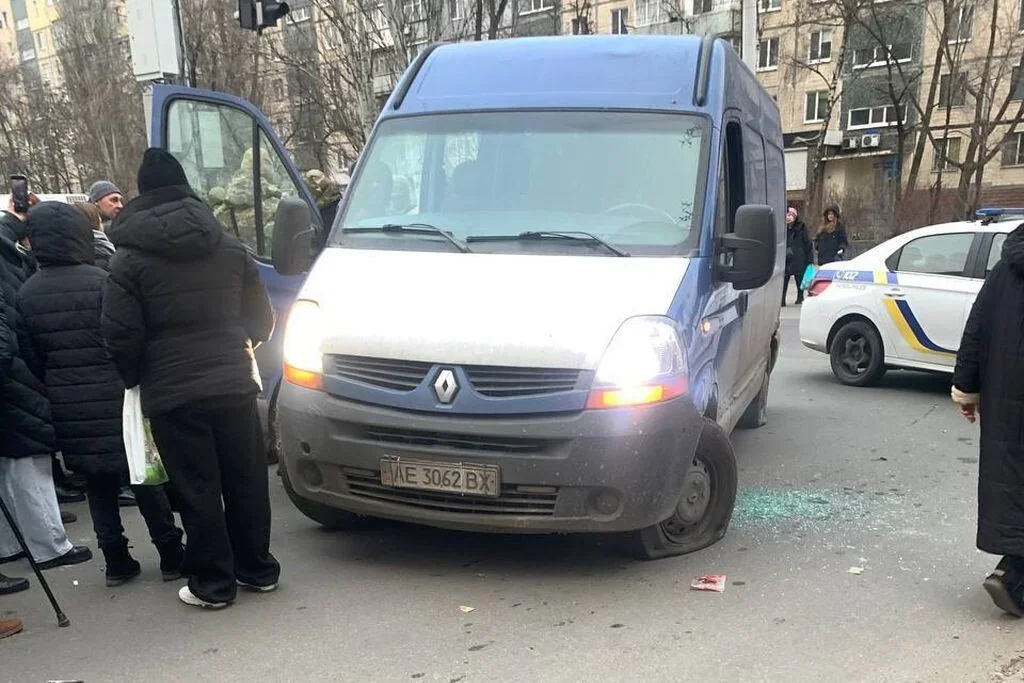 Пошкоджений фургон ТЦК Renault з розбитим склом у Дніпрі після стрілянини