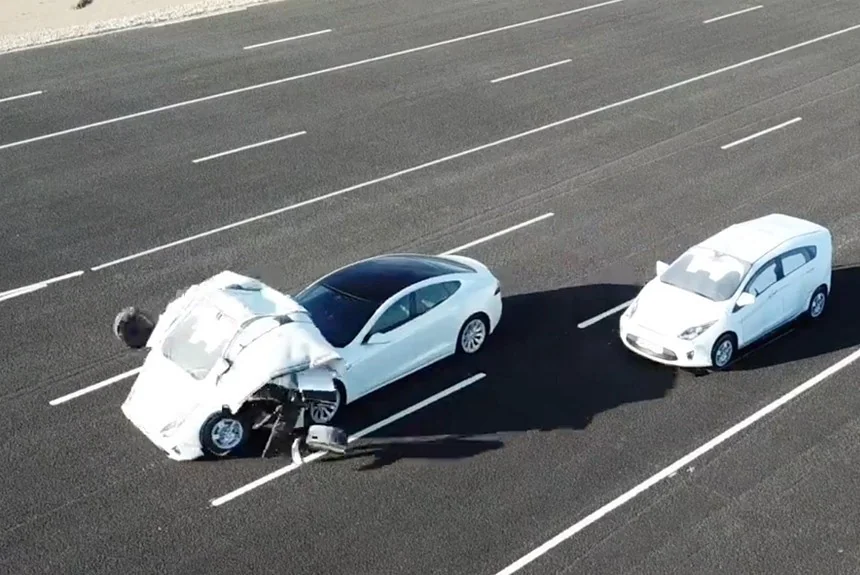 Tesla Model Y після аварії під час тестування Robotaxi в Остіні