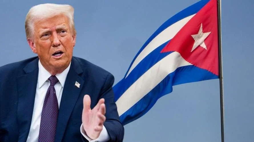 Дональд Трамп жестикулює на тлі прапора Куби