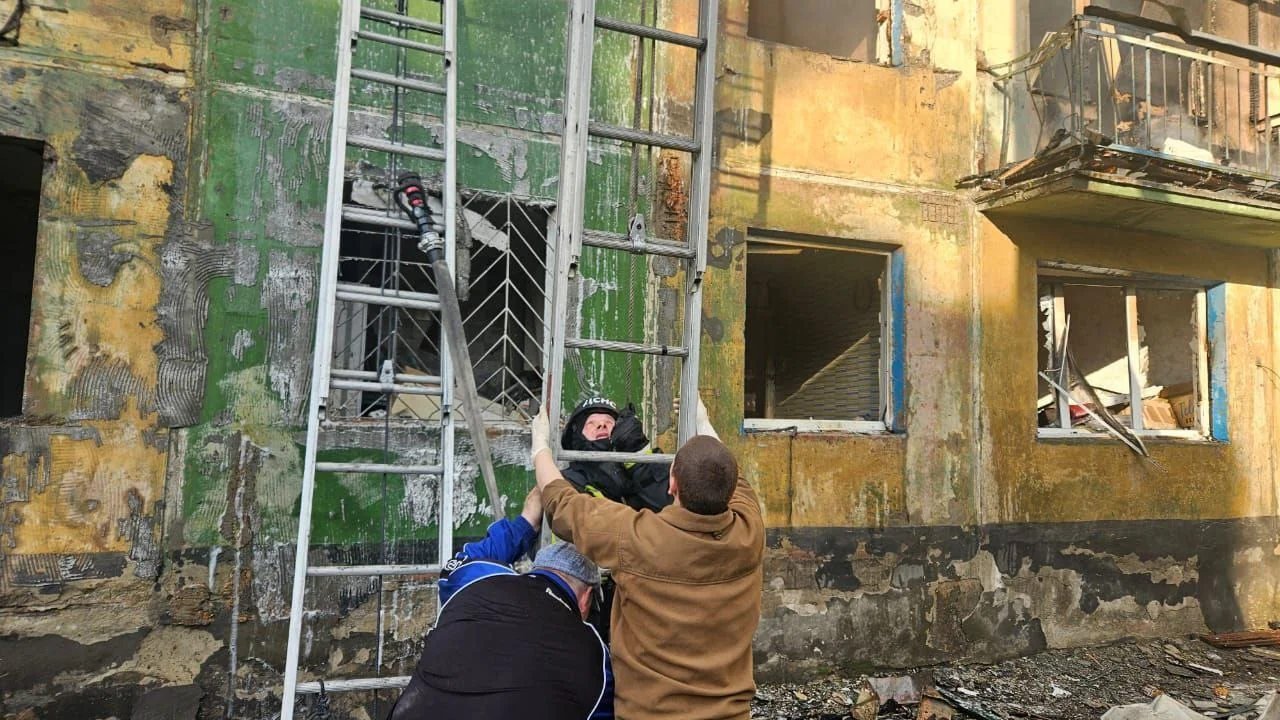 Рятувальники евакуюють дитину з пошкодженої багатоповерхівки в Павлограді після удару