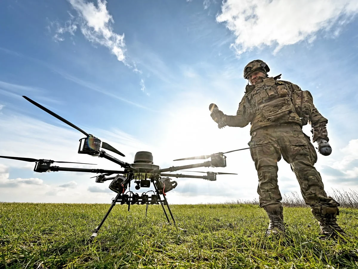 Український військовий з дроном defense tech на фронтовому полі