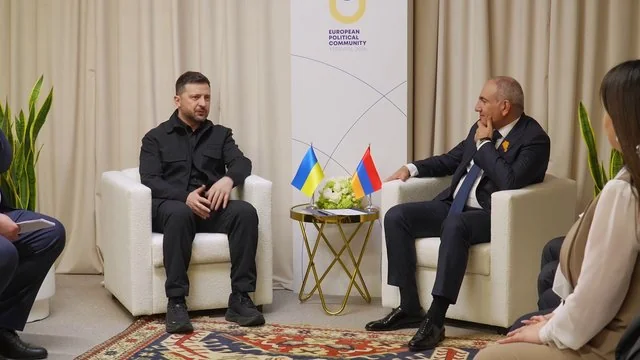 Володимир Зеленський та Нікол Пашинян на зустрічі саміту EPC з прапорами України та Вірменії