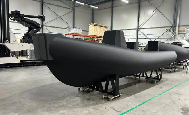 3D-друкований військовий човен RHIB з базальту та пластику в цеху