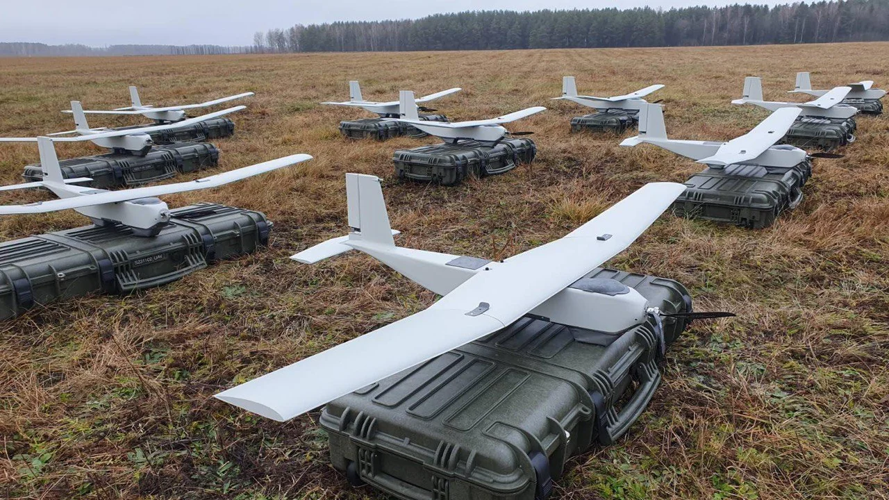 Дрони Hornet на контейнерах у полі для ударів по логістиці РФ