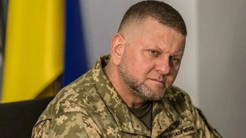 Валерій Залужний у камуфляжній формі ЗСУ на тлі українського прапора