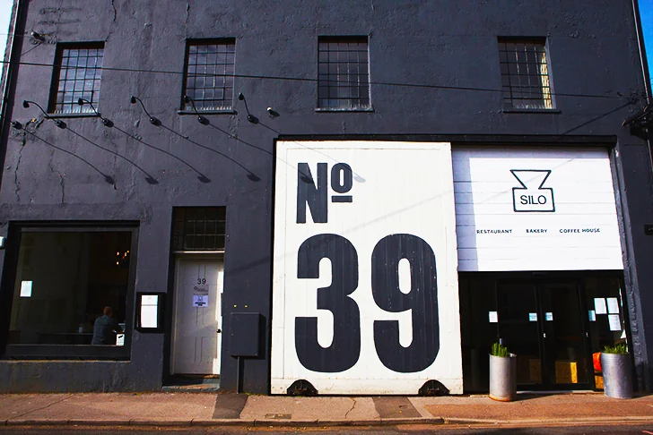 Фасад лондонського zero-waste ресторану Silo №39 з вивіскою Restaurant Bakery Coffee Shop.