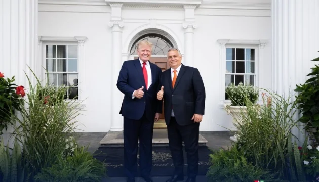 Збігнєв Зьобро з Дональдом Трампом перед Білим домом, великий палець вгору