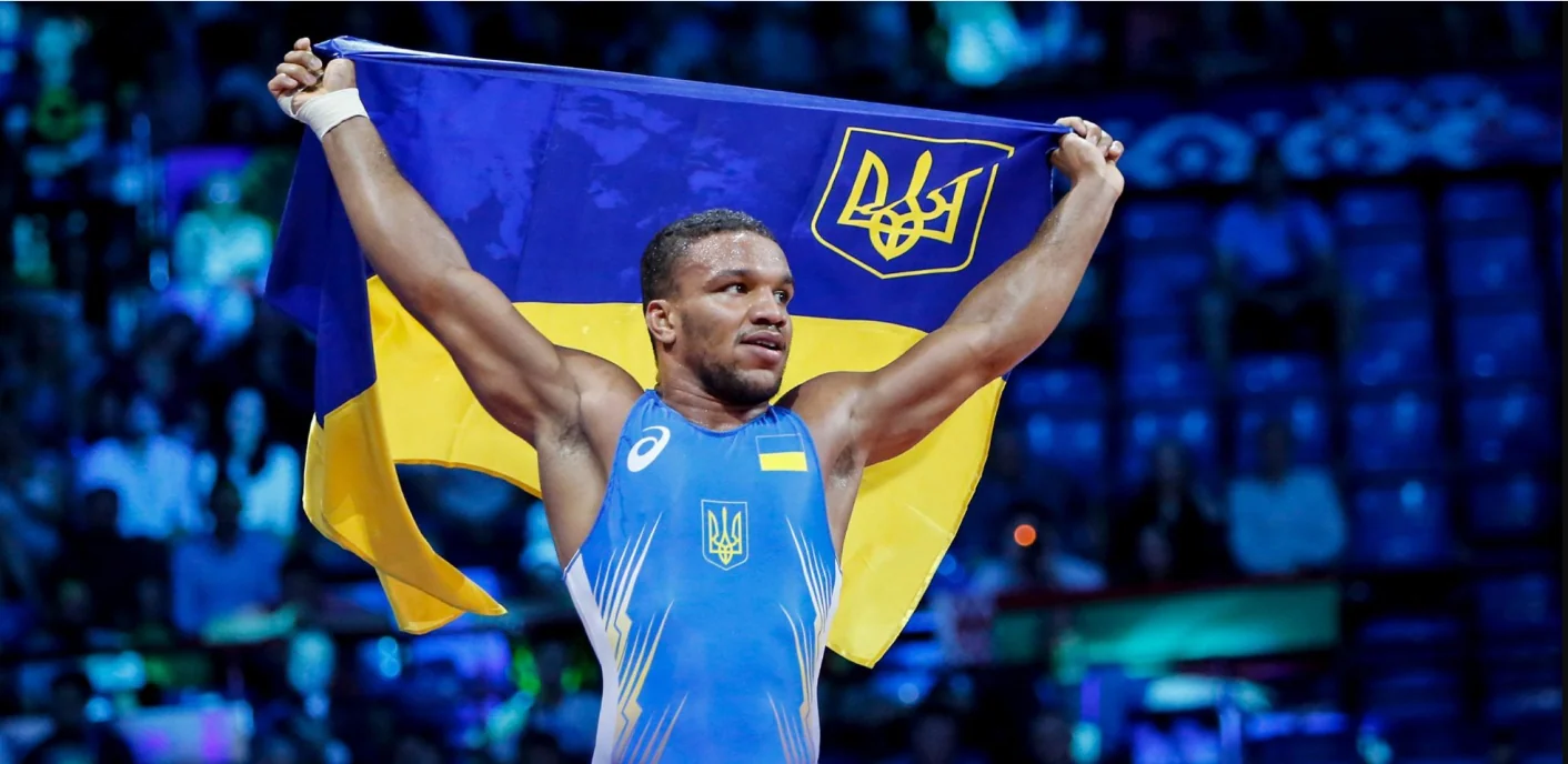 Жан Беленюк з прапором України на арені після перемоги