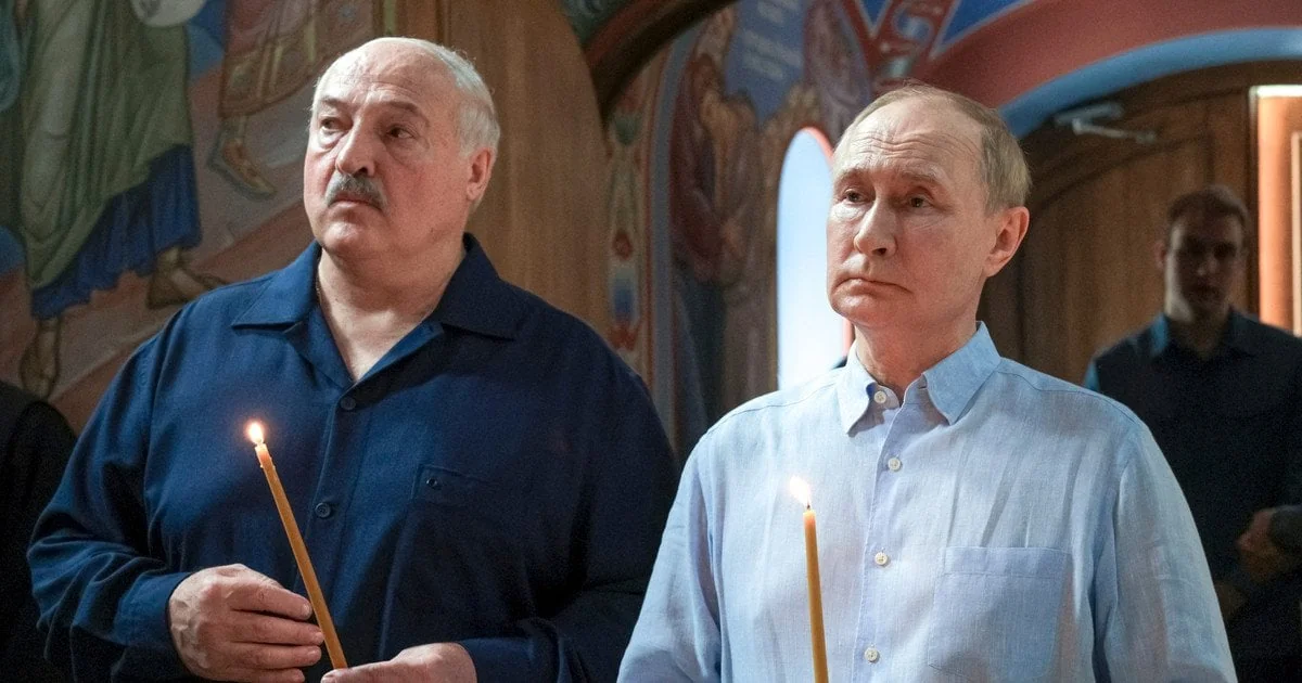 Лукашенко та Путін зі свічками в храмі під час поминальної служби