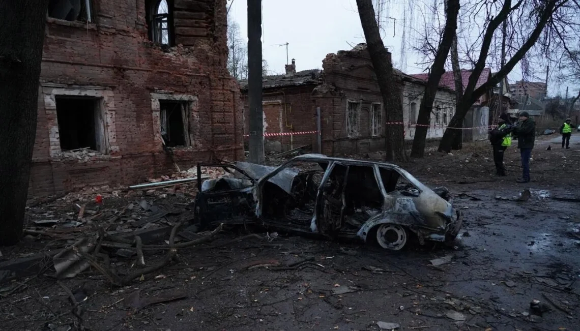 Знищений автомобіль біля пошкоджених будинків у Сумах після удару дронів РФ