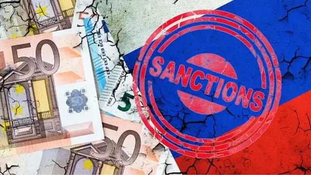 Штамп SANCTIONS на тлі прапора РФ та пошкоджених банкнот євро