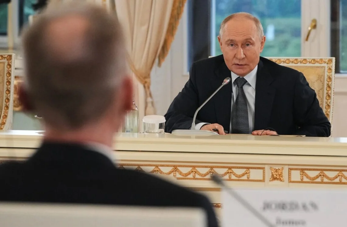 Володимир Путін на зустрічі щодо умов миру в Україні з послами ЄС