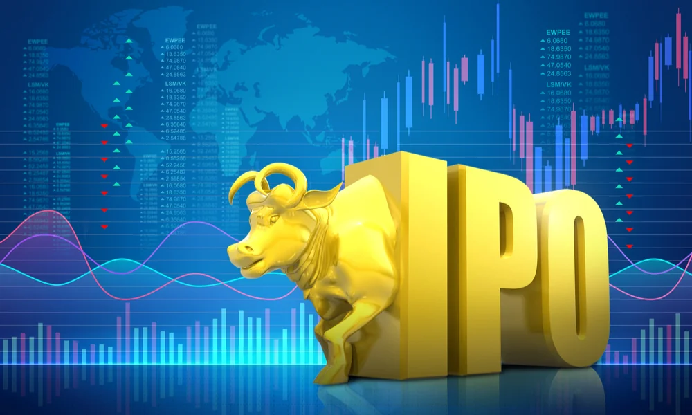 Золотий бик біля великих літер IPO на тлі біржових графіків