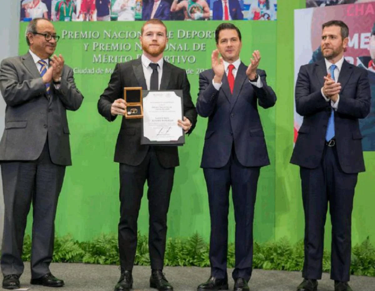 Канело Альварес отримує Premio Nacional de Deporte в Мехіко в оточенні чиновників