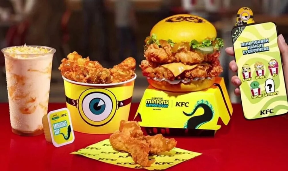 KFC представляет миньон-меню с банановым акцентом и минифигурками KFC миньон-меню с желтым бургером, банановым акцентом и минифигурками для телефона