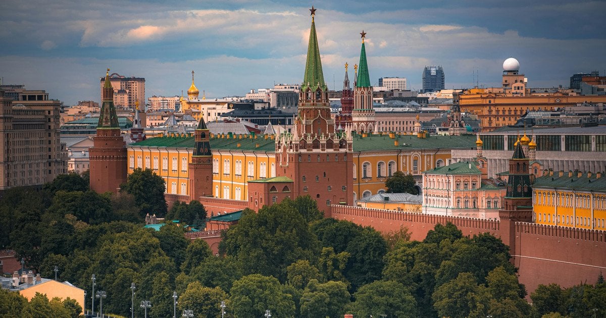 Кремль у Москві з червоними стінами та вежами на тлі хмарного неба